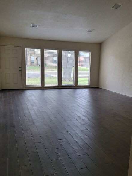 Building Photo - 320 Towne House Ln