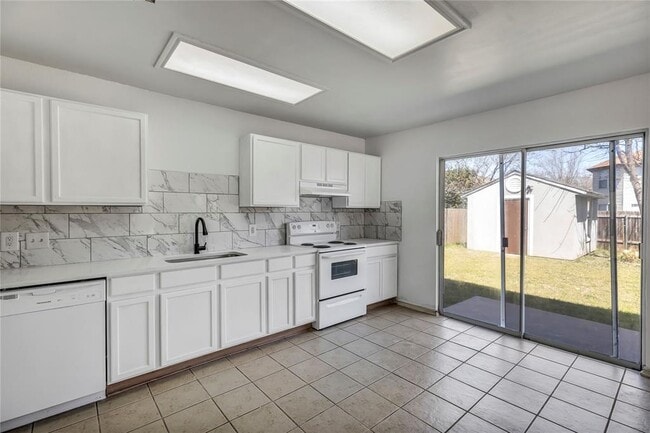 Building Photo - 2400 Byfield Dr