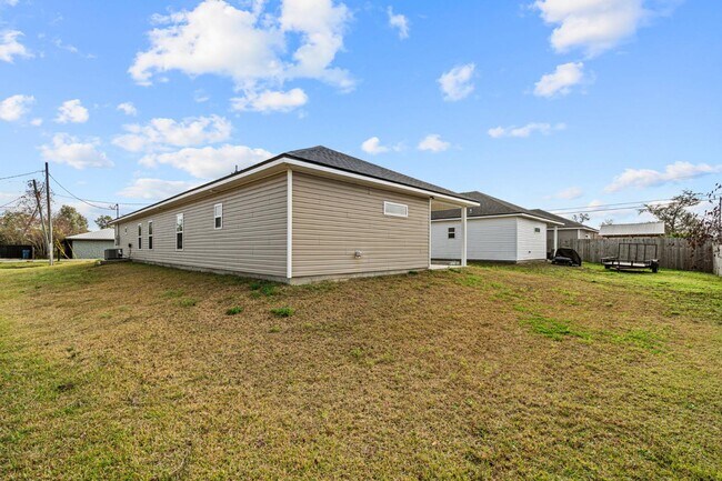 Building Photo - 2811 N Panama Ave