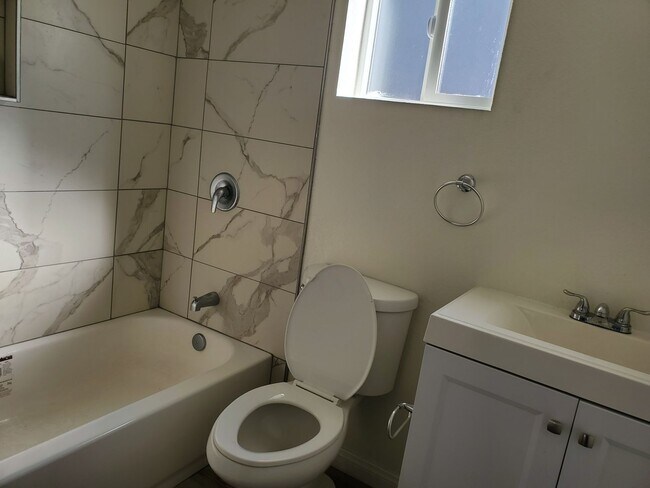 Building Photo - MULTI-FAMILY HOUSE