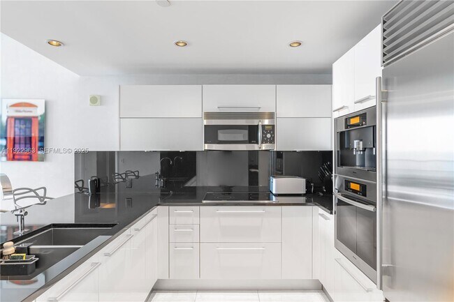 Building Photo - 17121 Collins Ave