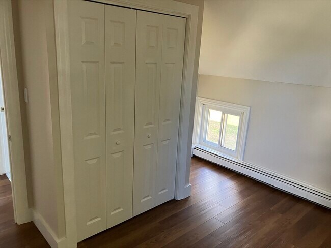 Building Photo - 975 S Main St