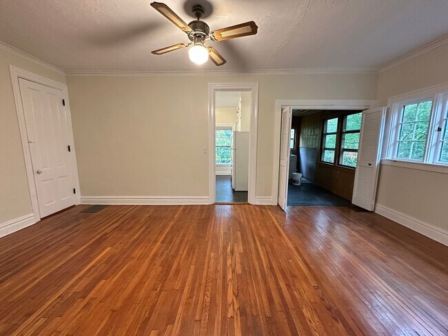 Building Photo - Single Family Heritage Hill Home! Two Bedr...