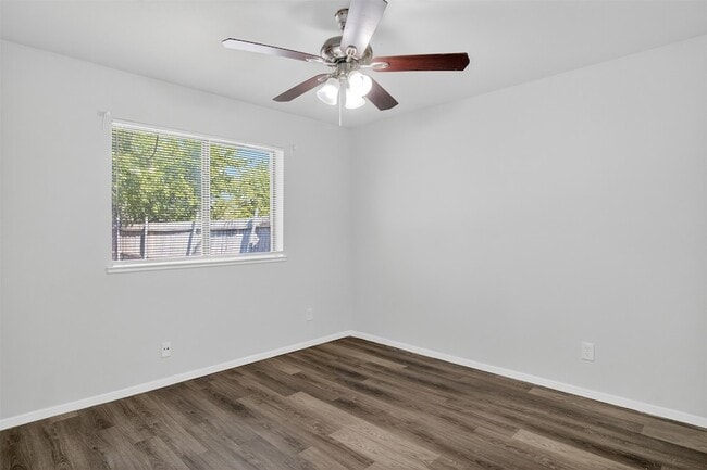 Building Photo - 534 Canary Ln