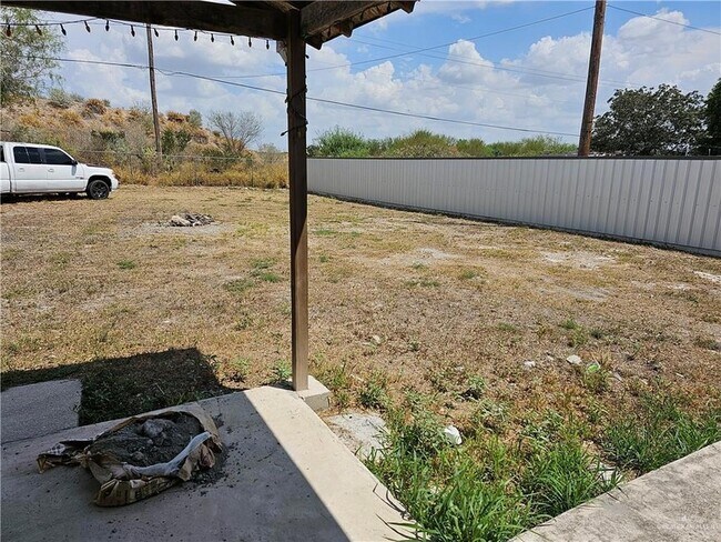 Building Photo - 224 N La Paloma St