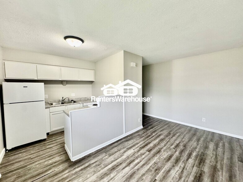 Building Photo - 114 NW College Ave