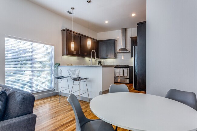 Building Photo - Henderson Ave Townhome with Rooftop Skyline Views