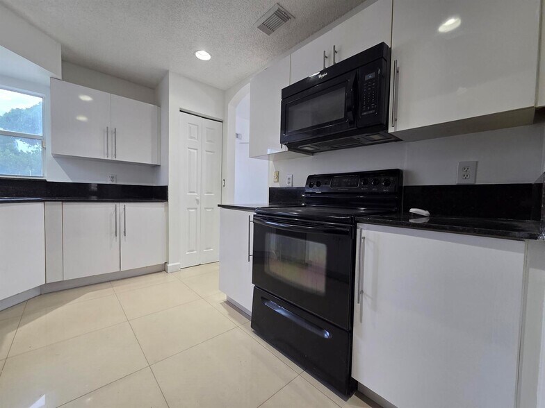 Building Photo - 533 NW 47th Ave