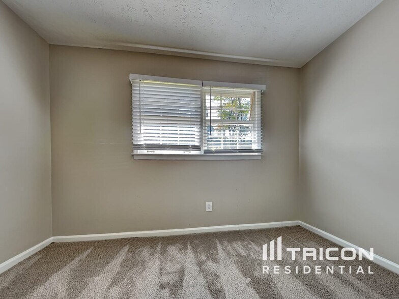 Building Photo - 135 Victoria Dr