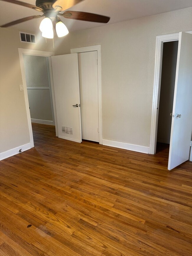 Building Photo - Large 5 Bedroom House in North Campus!