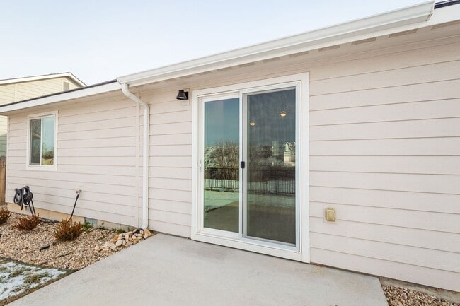 Building Photo - 3 bed 2 bath home