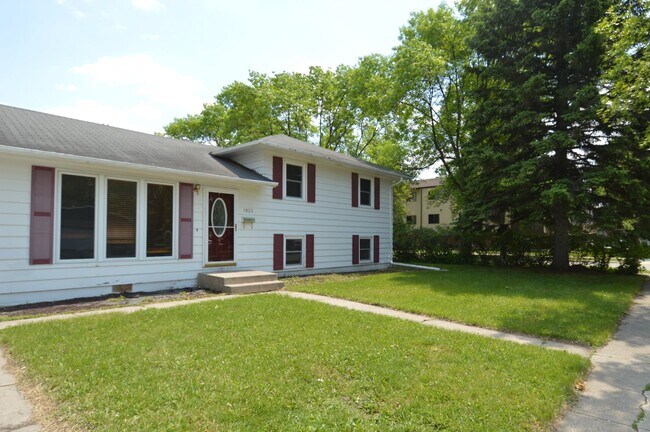 Building Photo - *COMING SOON* Gorgeous 5 Bed 2 Bath Home f...