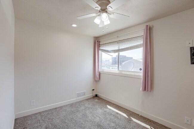 Building Photo - Blackstone Duplex