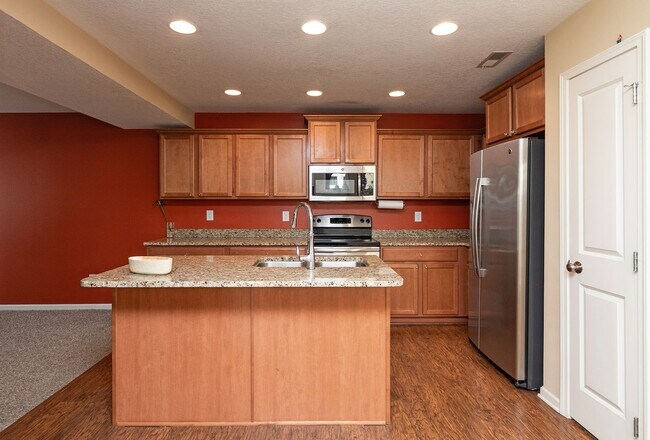 Building Photo - END UNIT!!  3 Bedroom, 2.5 Bathroom Townhome in West Des Moines!