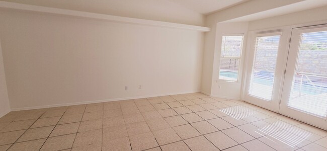 Building Photo - Stunning 4 bedroom, 2.5 bath home in West ...