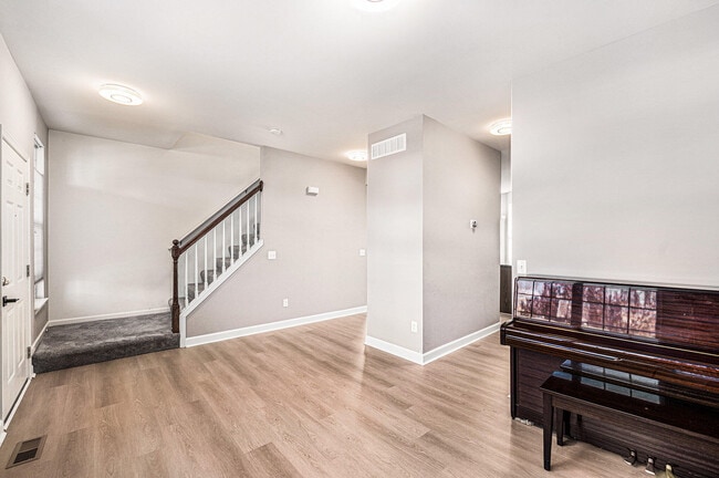 Building Photo - 27106 Ladbroke St