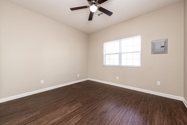 Building Photo - Remodeled 2 Bedroom Duplex in Rogers AR – Pet Friendly, Private Community