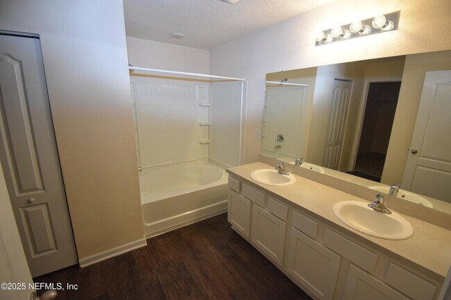 Building Photo - 70200 Roseapple Ct