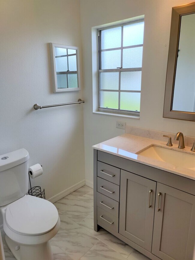 Building Photo - Cute Annual Single Family Home – Near Shamrock Park and South Venice Ferry and Boat launch!