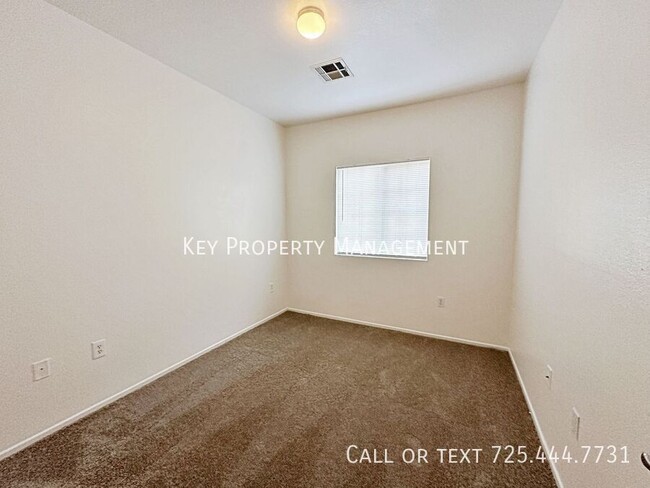 Building Photo - TRI-LEVEL 3 BEDROOM, 2.5 BATH TOWNHOME IN ...