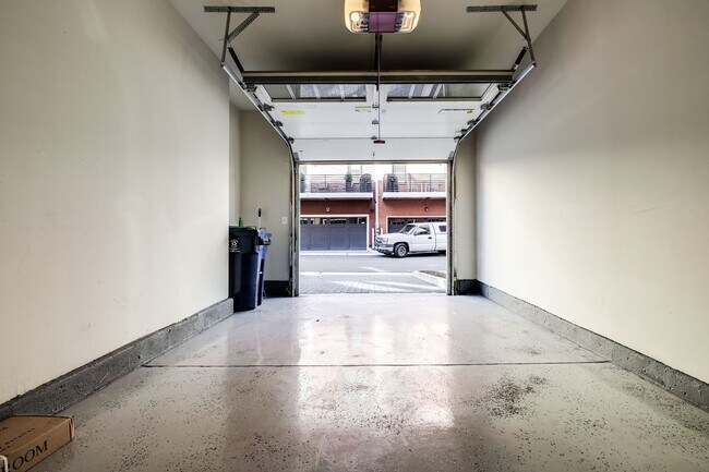 Building Photo - Updated 3br/2.5ba Condo Townhome Alexandria Walk to Metro