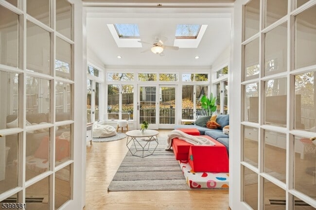 Building Photo - 17 Edison Dr