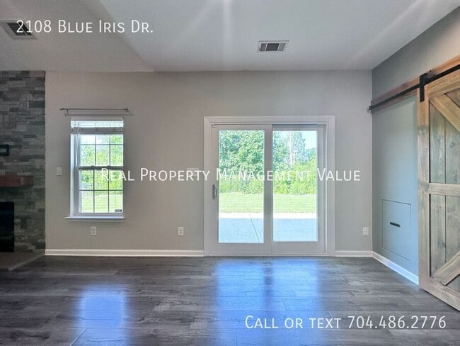 Building Photo - 2108 Blue Iris Dr
