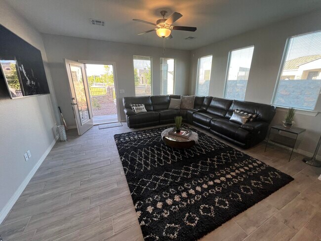Building Photo - 4555 Marisabel Azcarate St