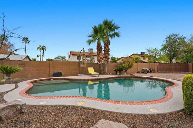 Building Photo - 1805 W Curry Dr