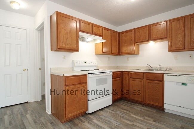Building Photo - Summer Move In!!!