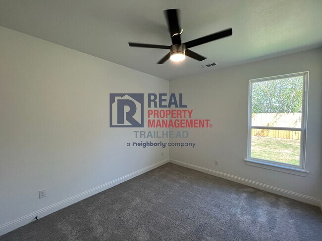 Building Photo - Stylish 3 Bed, 2 Bath Home in Gated Lakeside Community!