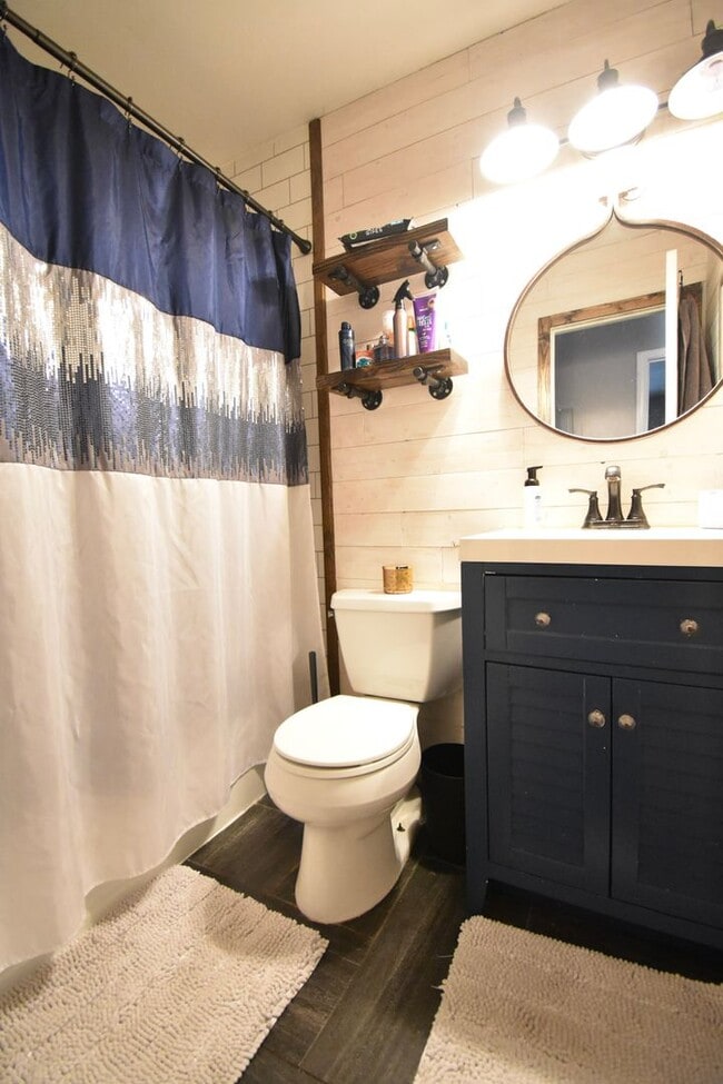 Building Photo - 3 Bedroom 2 Bath: Pets Considered