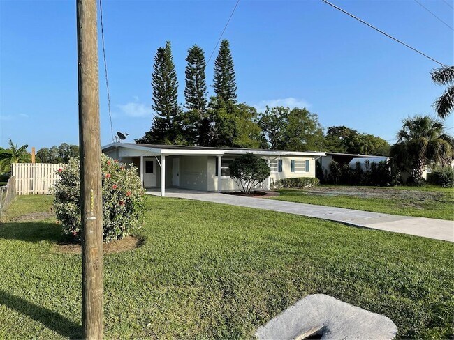 Building Photo - 2118 Lake Christie Dr