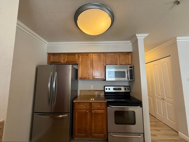 Building Photo - 2 BR/2BA Condo close to shopping, restaurants and beaches