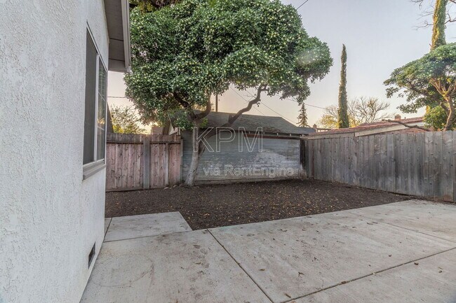 Building Photo - 325 E Mariposa Ave