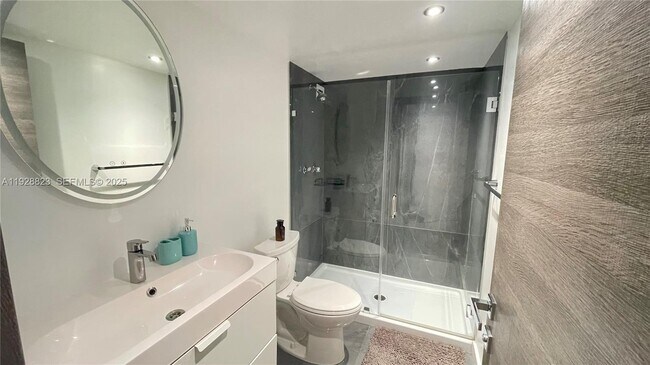 Building Photo - 800 Parkview Dr