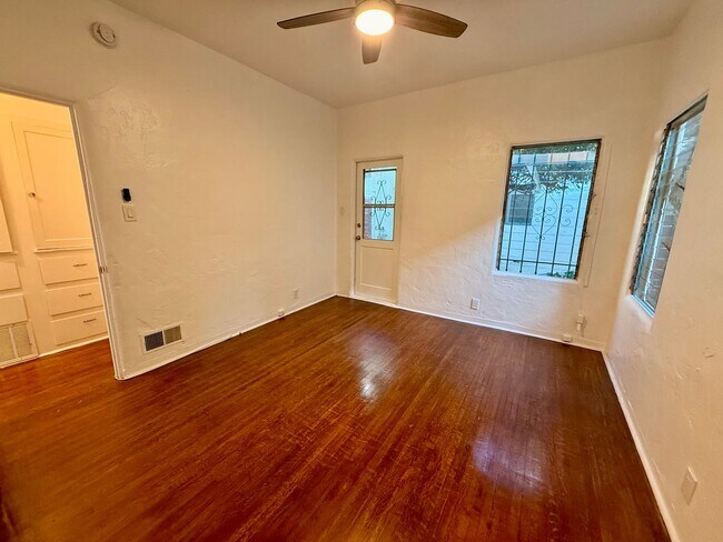 Building Photo - 2166 Beachwood Terrace