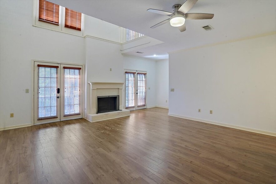 Building Photo - 1330 Roxbury Ct