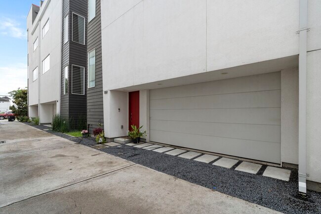 Building Photo - 1159 W 18th St