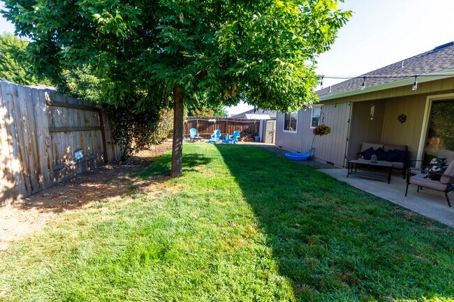Building Photo - MODERN COMFORT & OPEN LAYOUT 3 BEDROOM SIN...