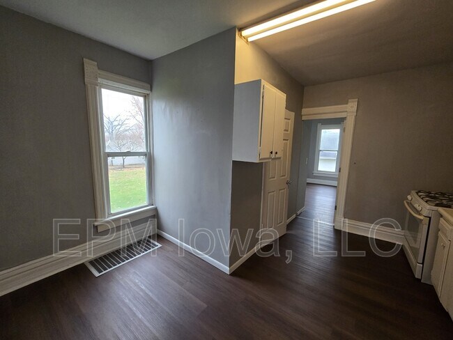 Building Photo - 949 13th St