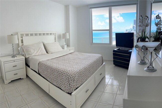 Building Photo - 3505 S Ocean Dr