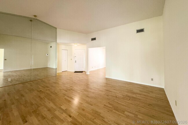 Building Photo - 3362 Lucerne Park Dr