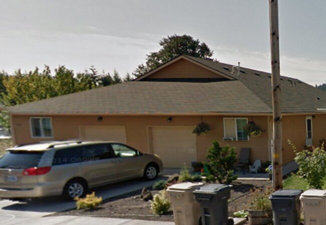 Primary Photo - (870) College Street Duplex - 4 Bedroom / 2 Bathroom