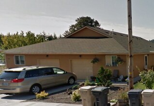 Building Photo - (870) College Street Duplex - 4 Bedroom / 2 Bathroom