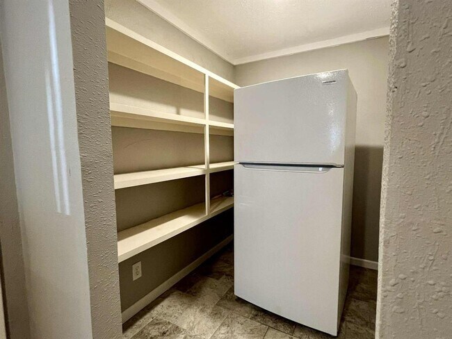 Building Photo - 9529 Chesterfield Dr