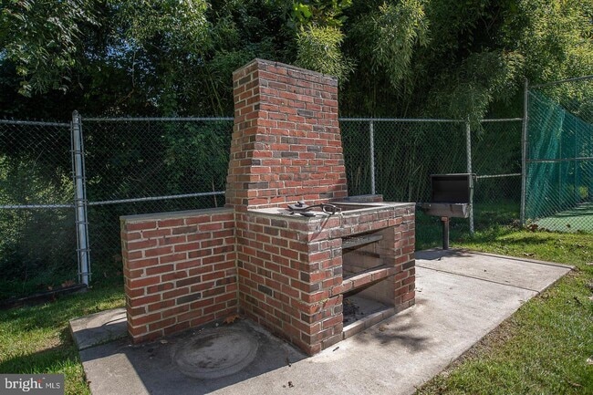 Building Photo - 1750 Oakwood Terrace