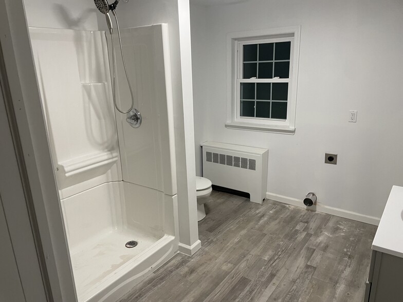 BATHROOM - 275 Roosevelt St