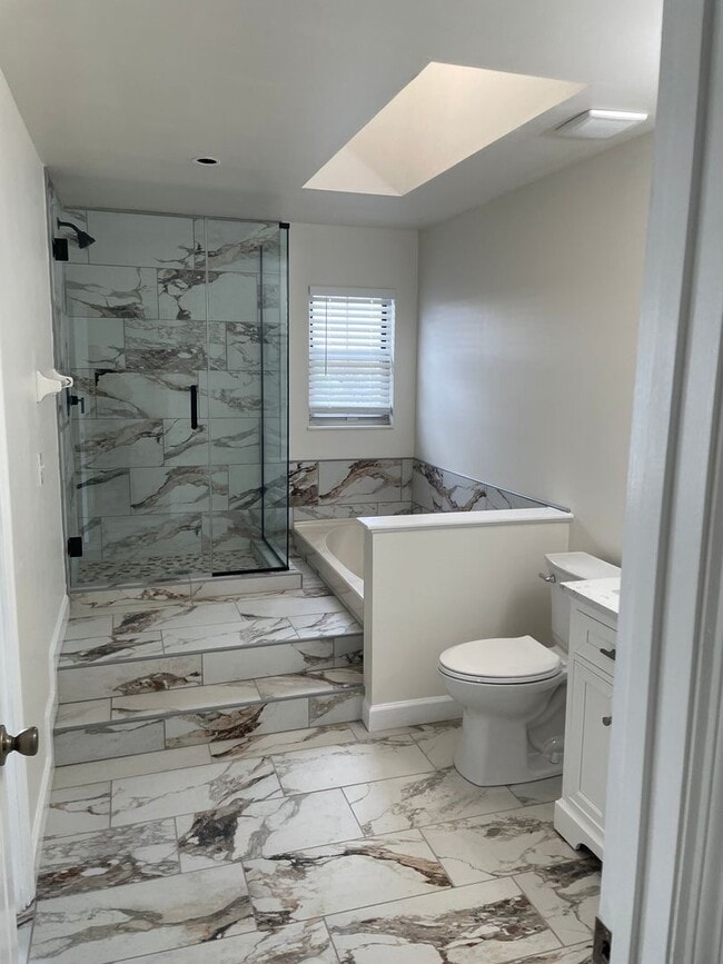 Building Photo - Beautiful 2 Bed, 1.5 Bath Townhome on the Edge of the Desirable Hill Neighborhood Available for Rent