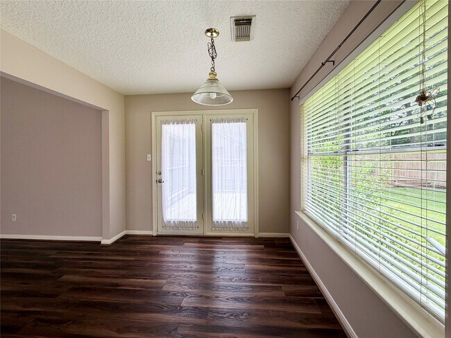 Building Photo - 4006 Hunnington Dr